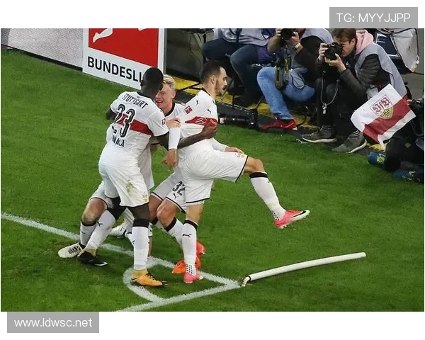 多特蒙德防线频频被打穿，站位漏洞藏不住了？